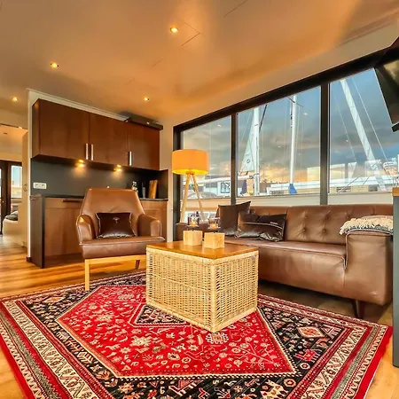 Holiday home Hausboot Chalet Am